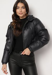 Born2be - Czarna Kurtka Pikowana o Krótkim Fasonie z Kapturem Tinthella. Okazja: na co dzień, na spacer. Typ kołnierza: kaptur. Kolor: czarny. Materiał: jeans. Długość: krótkie. Wzór: aplikacja. Styl: casual, elegancki #7