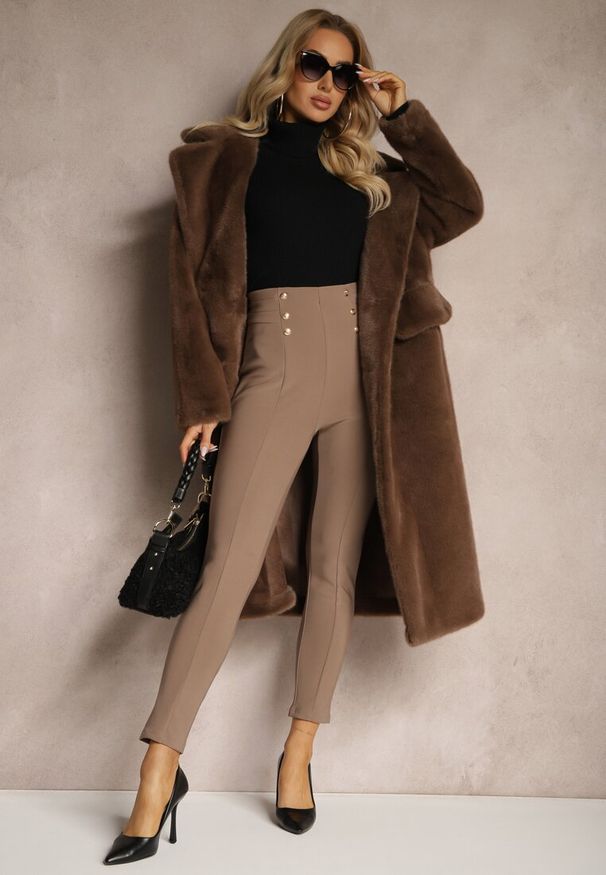 Renee - Ciemnobeżowe Legginsy Bawełniane High Waist Ozdobione Guzikami Liorvia. Stan: podwyższony. Kolor: beżowy. Materiał: bawełna. Wzór: aplikacja