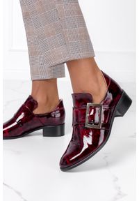 Casu - Bordowe półbuty lordsy lakierowane z klamrą na niskim obcasie polska skóra casu 4144. Zapięcie: klamry. Kolor: czerwony. Materiał: lakier, skóra. Obcas: na obcasie. Wysokość obcasa: niski #2