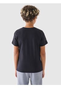 4f - 4F T-shirt z nadrukiem chłopięcy - czarny 128 (7-8 lat). Okazja: na co dzień. Kolor: czarny. Materiał: bawełna, jersey, dzianina. Długość rękawa: krótki rękaw. Długość: krótkie. Wzór: nadruk. Sezon: lato. Styl: sportowy, klasyczny, casual