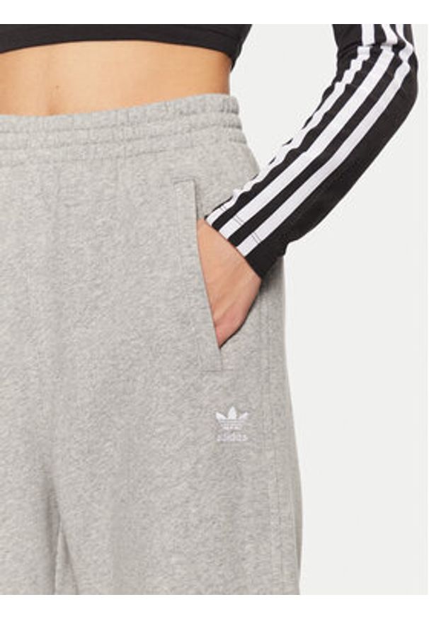 Adidas - adidas Spodnie dresowe Essentials Fleece IY9638 Szary Loose Fit. Kolor: szary. Materiał: bawełna