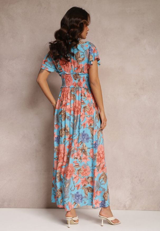 Renee - Niebieska Sukienka z Szeroką Gumką w Talii w Kwiaty Shathi. Typ kołnierza: dekolt kopertowy. Kolor: niebieski. Materiał: wiskoza. Wzór: kwiaty. Typ sukienki: kopertowe. Długość: maxi