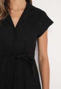 Born2be - Czarna Bawełniana Ażurowa Sukienka na Guziki o Koszulowym Kroju Wiązana Paskiem Grosofia. Okazja: na co dzień. Kolor: czarny. Materiał: bawełna. Wzór: ażurowy. Sezon: lato. Typ sukienki: koszulowe. Styl: klasyczny, casual, elegancki #6