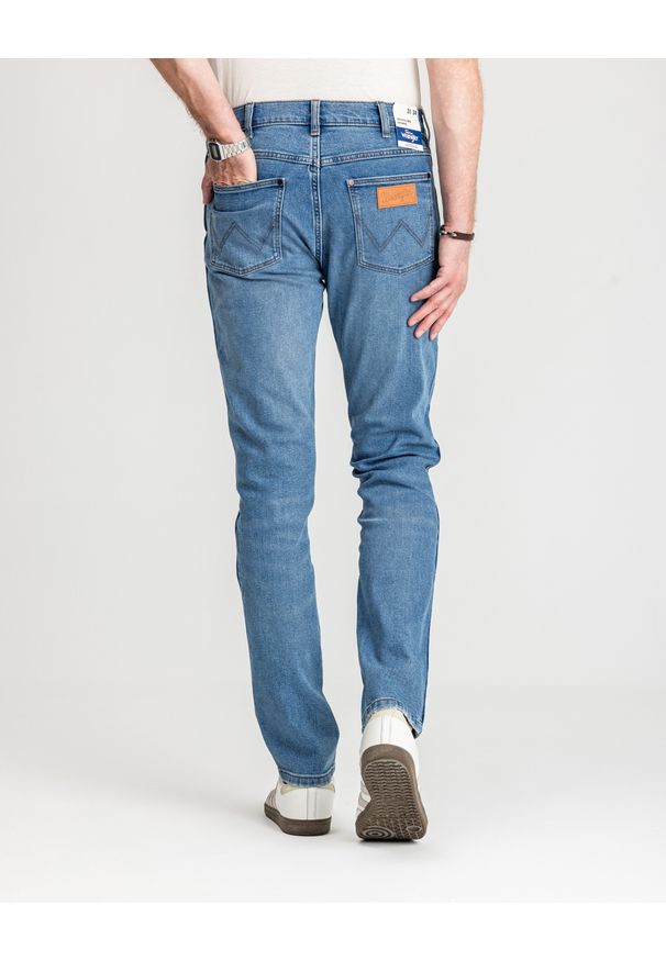 Wrangler - WRANGLER MESKIE SPODNIE JEANSOWE WRANGLER LARSTON COOL TWIST W18SYLZ70 112330749. Okazja: na co dzień. Stan: obniżony. Styl: klasyczny, casual