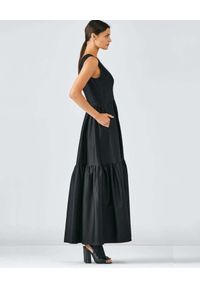 CASTELLANI - Czarna sukienka maxi z kieszeniami. Typ kołnierza: dekolt w kształcie V. Kolor: czarny. Materiał: bawełna. Długość rękawa: na ramiączkach. Długość: maxi #4