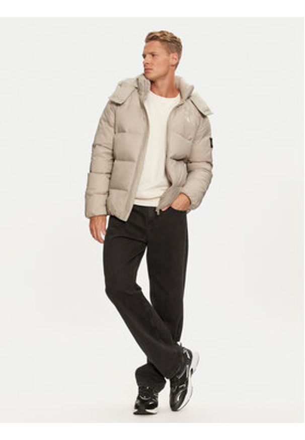 Calvin Klein Jeans Kurtka puchowa Essentials J30J325946 Beżowy Regular Fit. Kolor: beżowy. Materiał: syntetyk
