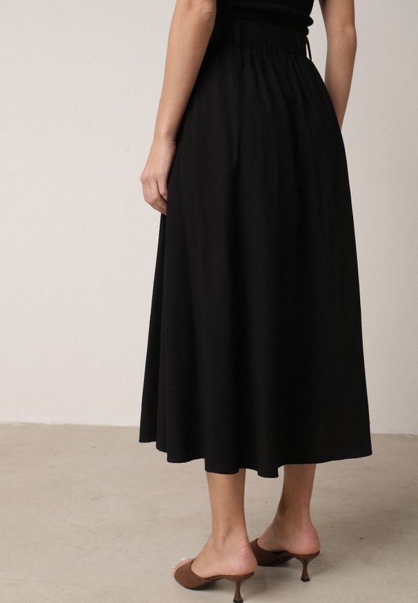 Born2be - Czarna Spódnica Rozkloszowana z Bawełną i Paskiem oraz Kieszniami Jorlea. Okazja: na co dzień. Kolor: czarny. Materiał: bawełna. Sezon: lato. Styl: casual, elegancki, boho, klasyczny