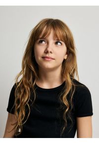 Reserved - Prążkowany t-shirt - czarny. Kolor: czarny. Materiał: prążkowany #1