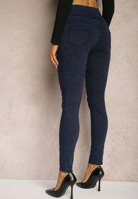 Renee - Granatowe Spodnie Skinny High Waist z Gumką w Talii Nitami i Ozdobnymi Guzikami Ciandora. Okazja: na co dzień. Stan: podwyższony. Kolor: niebieski. Styl: elegancki, casual #4