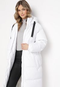 Born2be - Biała Długa Kurtka Pikowana Płaszcz na Zamek z Kapturem Lesea. Okazja: na co dzień. Typ kołnierza: kaptur. Kolor: biały. Materiał: dzianina, jeans. Długość: długie. Styl: casual, elegancki #3