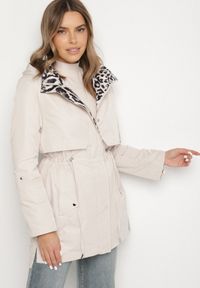Born2be - Jasnobeżowa Kurtka w Stylu Parki z Odpinanym Kapturem i Ozdobną Podszewką Ismerife. Okazja: na spacer, na co dzień. Kolor: beżowy. Styl: casual #1