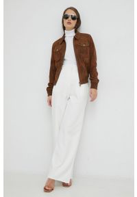 Guess kurtka zamszowa Marie damska kolor brązowy przejściowa. Okazja: na co dzień. Kolor: brązowy. Materiał: zamsz. Styl: casual #6