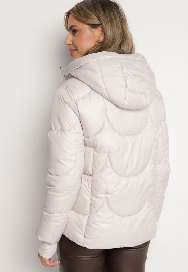 Born2be - Beżowa Pikowana Kurtka o Pudełkowym Kroju z Kapturem Semivessa. Okazja: na co dzień. Typ kołnierza: kaptur. Kolor: beżowy. Długość rękawa: długi rękaw. Długość: długie. Styl: casual, elegancki