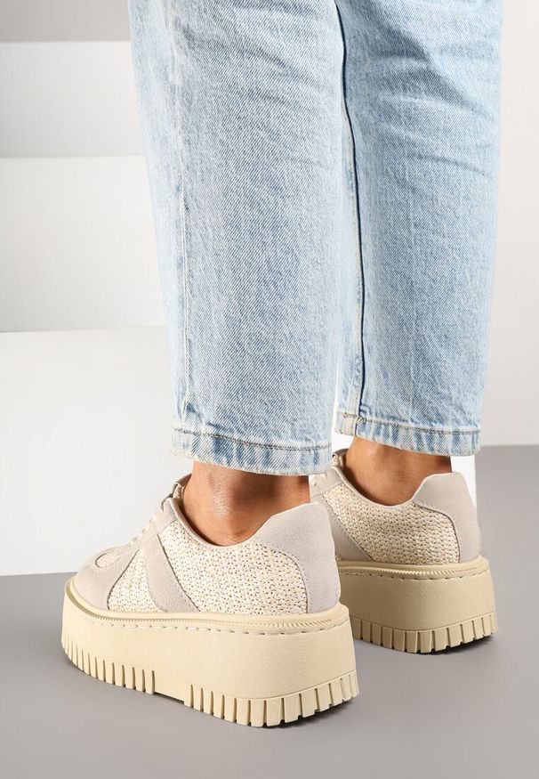 Renee - Jasnobeżowe Sneakersy na Platformie Ozdobione Paskiem Vivesse. Okazja: na co dzień. Zapięcie: pasek. Kolor: beżowy. Materiał: jeans. Wzór: aplikacja. Obcas: na platformie