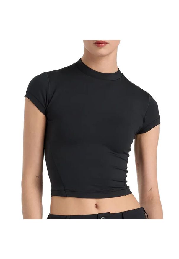 Koszulka New Balance WT51126BK - czarna. Kolor: czarny. Materiał: lycra, tkanina, poliester, materiał. Wzór: aplikacja. Sport: fitness