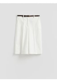 Reserved - Bermudy z paskiem - biały. Kolor: biały. Materiał: bawełna, tkanina. Długość: długie #1