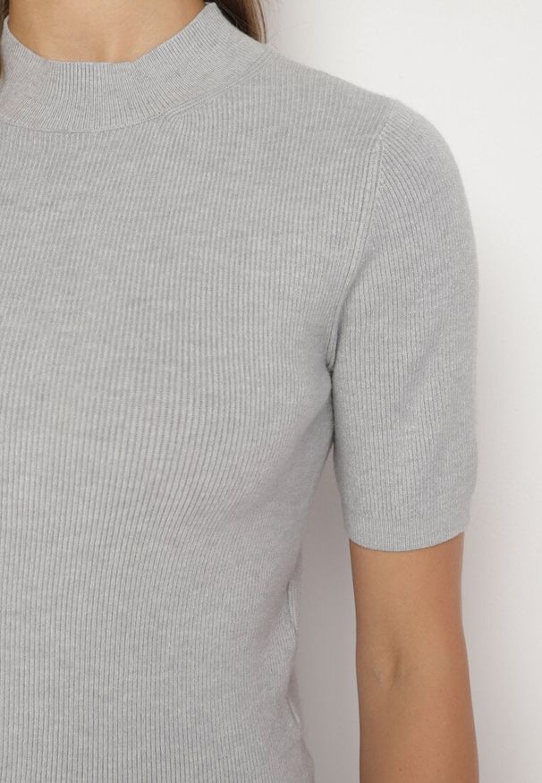 Born2be - Szary Półgolf Bluzka z Bawełną Wiskozą i Krótkim Rękawem Tiaviera. Okazja: na co dzień. Kolor: szary. Materiał: bawełna, wiskoza. Długość rękawa: krótki rękaw. Długość: krótkie. Styl: casual, elegancki