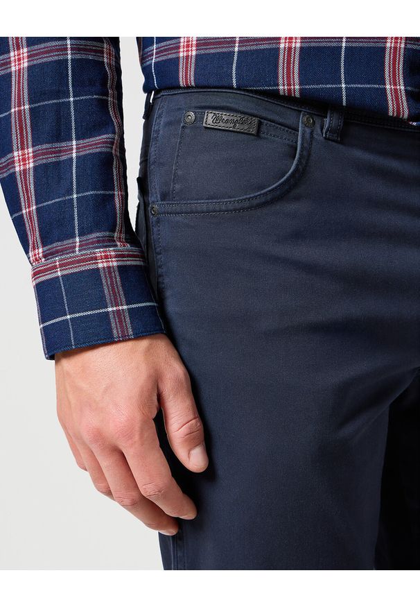 Wrangler - WRANGLER MĘSKIE SPODNIE MATERIAŁOWE TEXAS DARK NAVY 112356791 W121012239