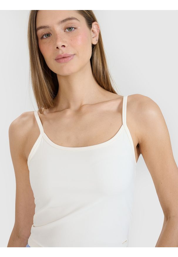 4f - 4F Crop-top slim damski - biały XL. Kolor: biały. Materiał: materiał, dzianina, elastan, włókno, syntetyk. Długość rękawa: na ramiączkach. Wzór: gładki, jednolity, ze splotem