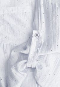 Born2be - Niebieska Transparentna Koszula Ozdobiona Cyrkoniami Clymadia. Okazja: na co dzień. Kolor: niebieski. Materiał: jeans. Wzór: aplikacja. Styl: casual, klasyczny #6