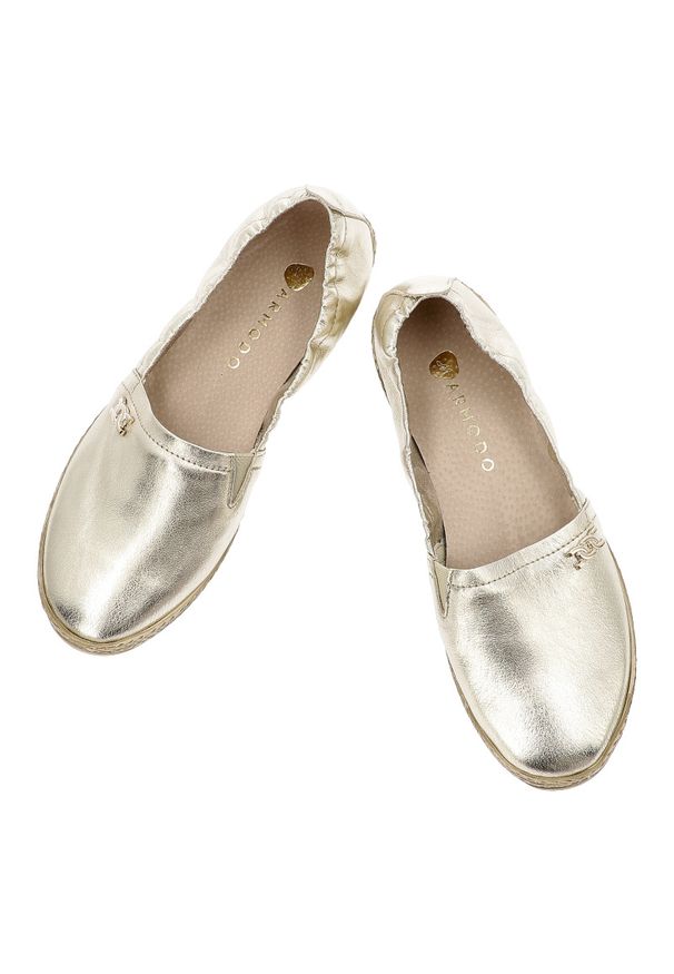 Złote Półbuty Armodo Stylowe Obuwie Damskie. Okazja: na co dzień. Kolor: złoty. Materiał: skóra. Szerokość cholewki: normalna. Wzór: aplikacja. Sezon: lato. Styl: elegancki