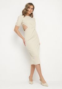 Born2be - Beżowa Sukienka o Dopasowanym Kroju z Marszczeniem i Wycięciem w Talii Desannia. Okazja: na co dzień. Kolor: beżowy. Długość rękawa: krótki rękaw. Typ sukienki: dopasowane. Styl: casual, klasyczny #2