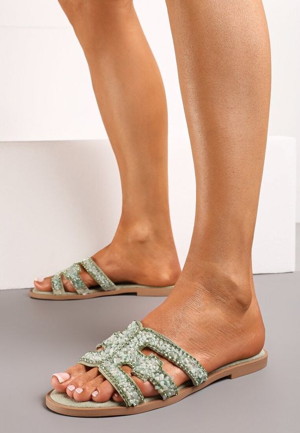 Born2be - Zielone Klapki z Cyrkoniami i Kamyczkami Gisstia. Okazja: na plażę. Kolor: zielony. Wzór: aplikacja. Sezon: lato