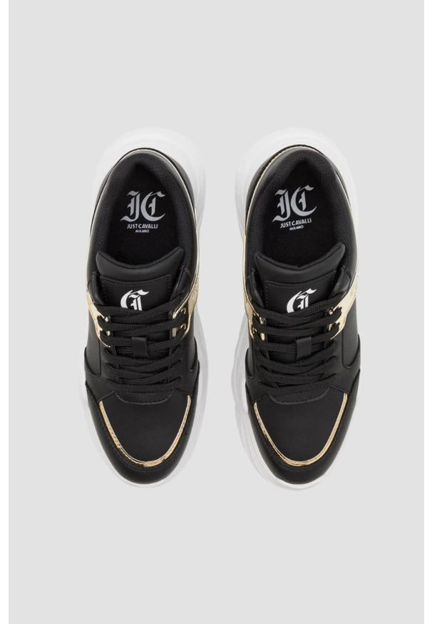 Just Cavalli - JUST CAVALLI Czarne sneakersy ze złotym logo Fondo Casper. Kolor: czarny