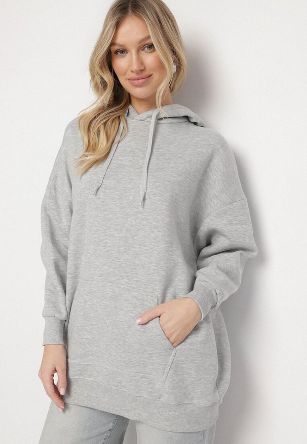Born2be - Jasnoszara Bluza z Kapturem Dagdere. Typ kołnierza: kaptur. Kolor: szary. Materiał: dzianina, jeans, polar. Długość rękawa: długi rękaw. Długość: długie. Wzór: gładki. Sezon: zima, jesień. Styl: sportowy
