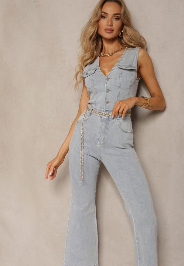 Renee - Jasnoniebieski Taliowany Jeansowy Kombinezon z Bawełny z Dzwonami z Guzikami i Imitacją Kieszeni Abnelia. Kolor: niebieski. Materiał: bawełna, jeans. Styl: retro, elegancki