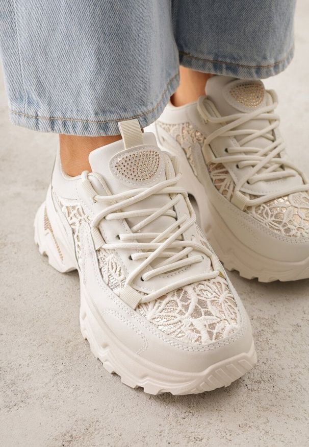 Renee - Beżowe Sneakersy na Platformie Ozdobione Cyrkoniami i Koronką Antea. Okazja: na co dzień. Kolor: beżowy. Materiał: koronka. Wzór: aplikacja, koronka. Obcas: na platformie