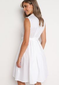 Born2be - Biała Rozkloszowana Sukienka z Bawełny o Koszulowym Kroju Wiązana w Pasie Calelia. Okazja: na co dzień. Kolor: biały. Materiał: bawełna. Typ sukienki: koszulowe. Styl: casual #3