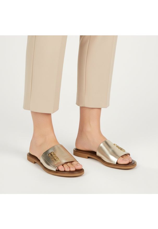 Złote Klapki Armodo Modne Obuwie Damskie. Okazja: na co dzień. Kolor: złoty. Materiał: skóra. Sezon: lato. Styl: casual, wizytowy