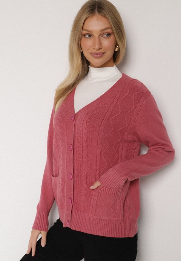 Born2be - Ciemnoróżowy Kardigan z Bawełną Zdobiony Warkoczowym Splotem i Kieszeniami Mevesava. Okazja: na co dzień. Typ kołnierza: dekolt w serek. Kolor: różowy. Materiał: bawełna. Wzór: aplikacja, ze splotem. Sezon: zima, jesień. Styl: casual, klasyczny