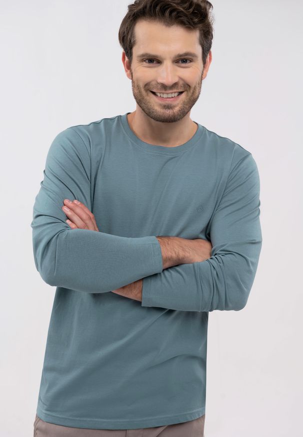 Volcano - Niebieski longsleeve L-HALS. Kolekcja: plus size. Kolor: niebieski. Materiał: skóra, materiał, dresówka, bawełna, włókno. Długość rękawa: długi rękaw. Długość: długie. Wzór: gładki, aplikacja. Sezon: wiosna, zima, jesień, lato. Styl: klasyczny