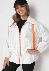 Born2be - Biała Kurtka Jednorzędowa z Bawełną Kapturem i Wstążką Zakończona Ściągaczem Martinis. Okazja: na co dzień. Kolor: biały. Materiał: bawełna. Wzór: aplikacja. Styl: casual, elegancki, klasyczny #1