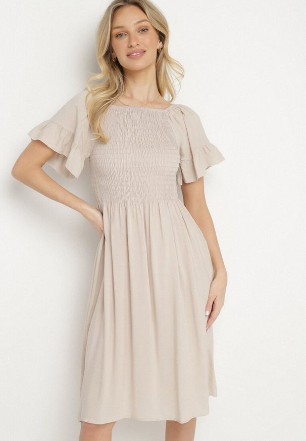 Born2be - Jasnobeżowa Rozkloszowana Sukienka Bawełniana z Bufiastymi Rękawami i Elastyczną Górą Veliova. Okazja: na co dzień. Kolor: beżowy. Materiał: bawełna. Styl: casual, elegancki