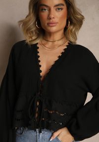 Renee - Czarna Bluzka z Bawełny Zdobiona Ażurowymi Wstawkami i Wiązaniem Galazerra. Okazja: na co dzień. Typ kołnierza: dekolt w kształcie V. Kolor: czarny. Materiał: bawełna. Wzór: aplikacja, ażurowy. Styl: elegancki, casual
