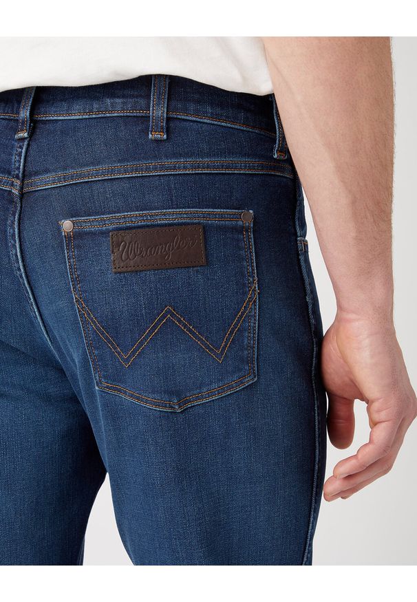 Wrangler - WRANGLER LARSTON MĘSKIE SPODNIE JEANSOWE GREEN FUZZ W18SMQ350