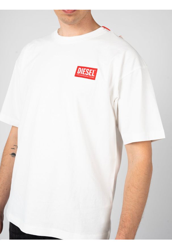 Diesel T-shirt "T-Nlabel" | A11593-0NIAR | Mężczyzna | Biały. Kolor: biały. Materiał: bawełna. Wzór: aplikacja. Styl: elegancki