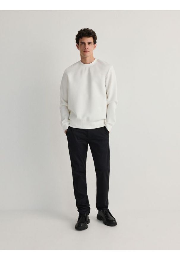 Reserved - Spodnie chino slim fit - czarny. Kolor: czarny. Materiał: bawełna