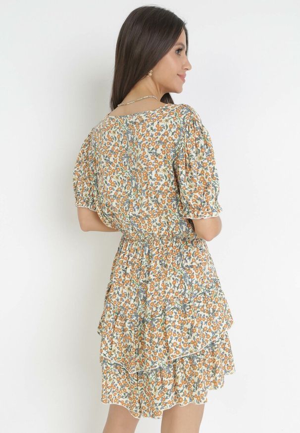 Born2be - Żółto-Zielona Wiskozowa Sukienka Mini z Gumką w Pasie i Falbankami Gantisa. Typ kołnierza: kołnierz z falbankami. Kolor: żółty. Materiał: wiskoza. Wzór: kwiaty. Typ sukienki: kopertowe. Długość: mini