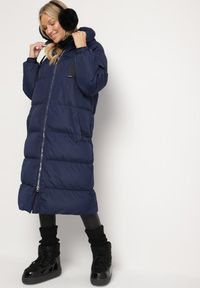 Born2be - Granatowa Długa Kurtka Pikowana Płaszcz na Zamek z Kapturem Lesea. Okazja: na co dzień. Typ kołnierza: kaptur. Kolor: niebieski. Materiał: dzianina, jeans. Długość: długie. Styl: casual, elegancki #1