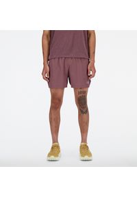 Spodenki męskie New Balance MS41286LIE – bordowe. Kolor: czerwony. Materiał: poliester, materiał, tkanina. Sport: fitness