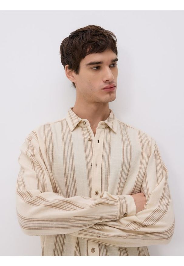 Reserved - Bawełniana koszula regular fit - beżowy. Kolor: beżowy. Materiał: bawełna