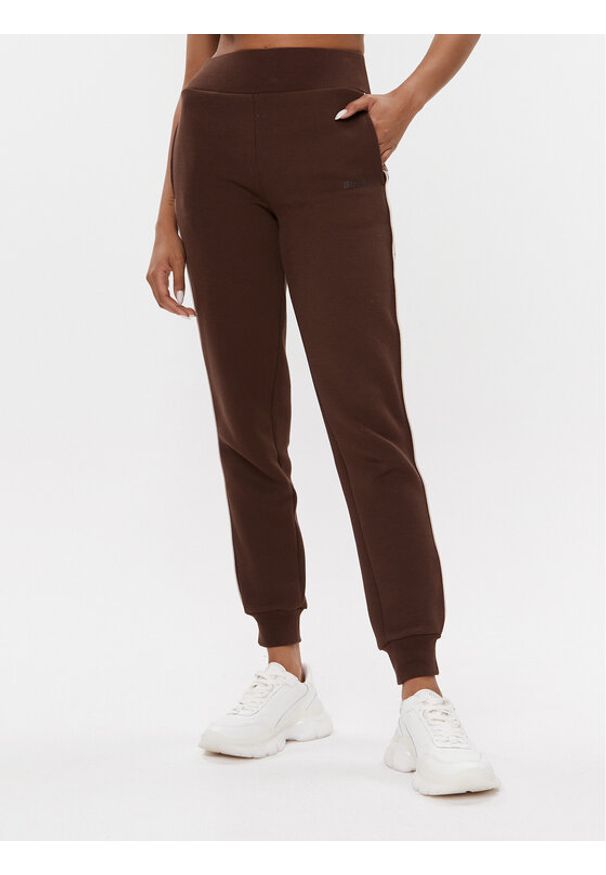 Guess Spodnie dresowe V2YB15 KB3P2 Brązowy Regular Fit. Kolor: brązowy. Materiał: bawełna, dresówka, syntetyk