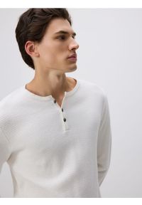 Reserved - Strukturalny sweter z bawełny - złamana biel. Materiał: bawełna