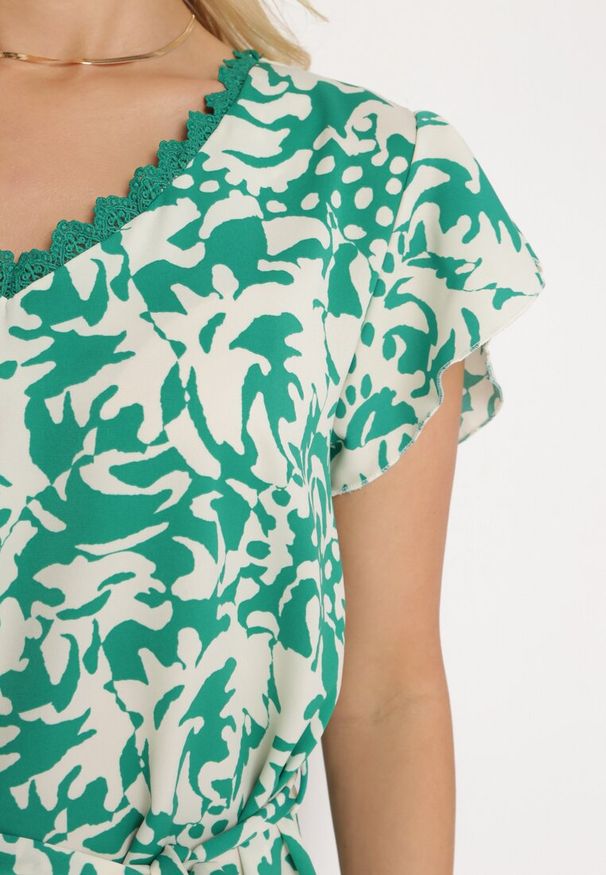 Born2be - Zielona Sukienka z Krótkim Rękawem Ozdobiona Siateczką przy Dekolcie z Materiałowym Paskiem Meada. Kolor: zielony. Materiał: materiał. Długość rękawa: krótki rękaw. Wzór: aplikacja. Typ sukienki: dopasowane. Styl: elegancki