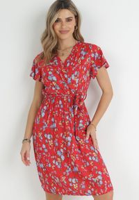 Born2be - Czerwona Sukienka Midi z Wiskozy z Gumką w Talii i Krótkim Rękawem Jodys. Kolor: czerwony. Materiał: wiskoza. Długość rękawa: krótki rękaw. Długość: midi