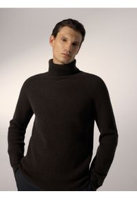 Reserved - Wełniany sweter z golfem - brązowy. Typ kołnierza: golf. Kolor: brązowy. Materiał: wełna